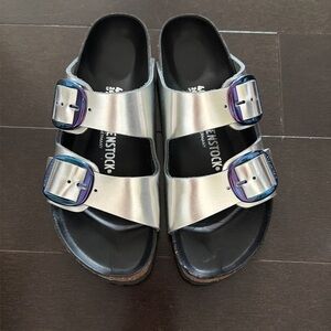 BIRKENSTOCK Arizona Big Buckle Slide Sandal in metallic silver Sz 40 / 9